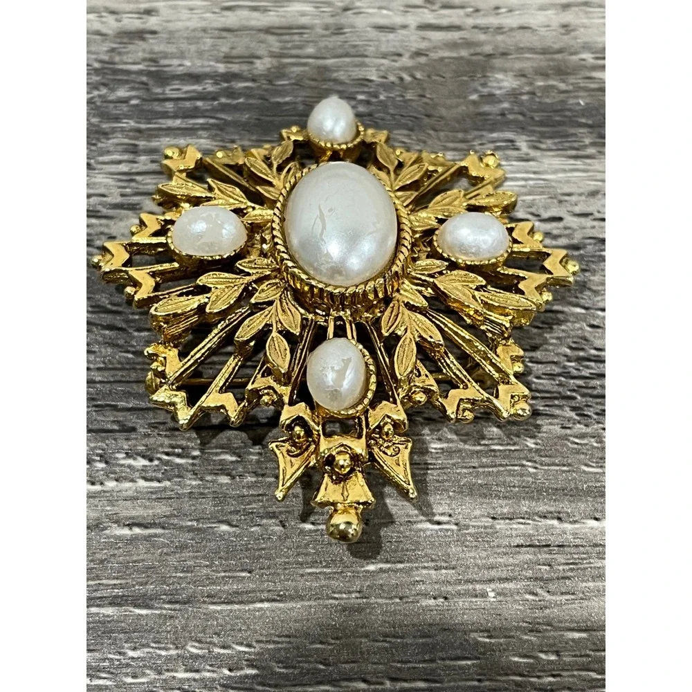 Vintage Gold Tone Faux Pearl Brooch‎ Starburst Crest Design Mid Century